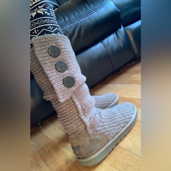 UGGS | Gray Tall Sweater Button Uggs | Size 8 🩶🖤 - Picture 10 of 14